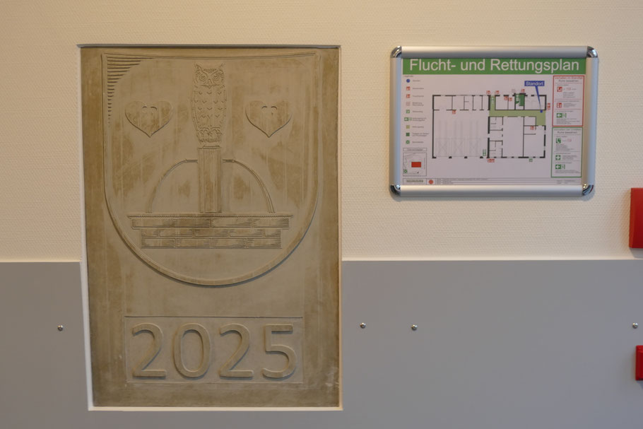 In der Nähe des Wappens ist auch die Kapsel zu finden, die zur Grundsteinlegung verbaut wurde