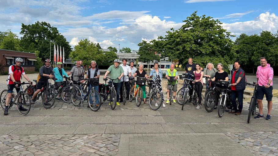 Sportaktivator Christian Köhler (ganz rechts) hatte zum gemeinsamen Radeln geladen und neben dem Bürgermeister waren Anke Thomsen und Pamela Masou (Grüne und Eike Kuhrcke (CDU) dabei (Foto: Stadt Quickborn)