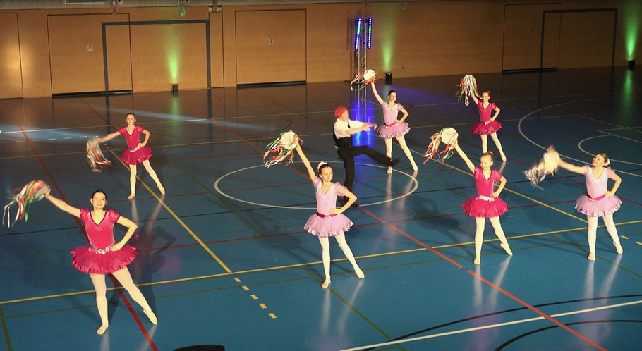 Mehrere Ballettgrupen sorgten im Laufe des Programms immer wieder für Highlights wie hier mit dem Auftritt „Tarantella"