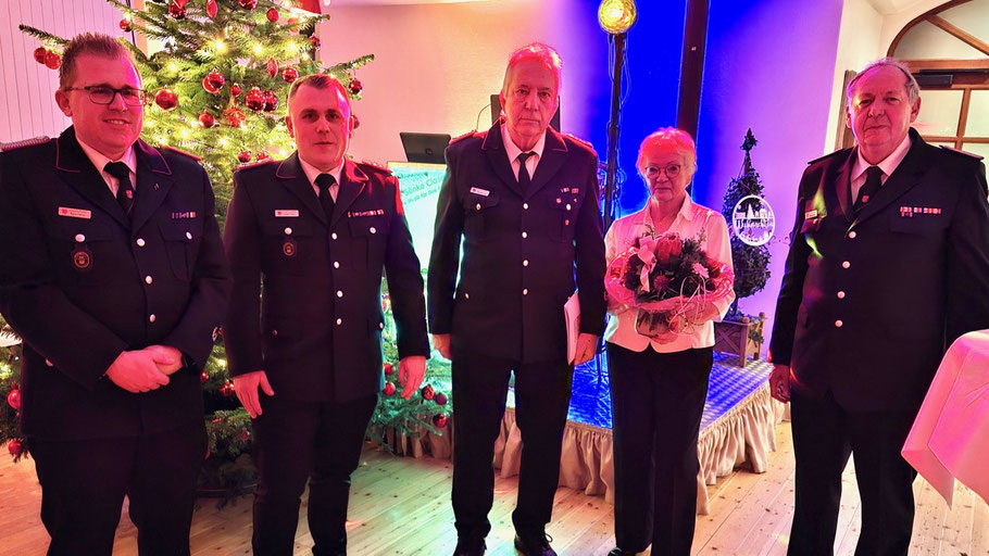 Geehrt für 40 Jahre Mitgliedschaft: Rudi Wulf (3.v.l.) mit Ehefrau und der Führungsspitze der Wehr