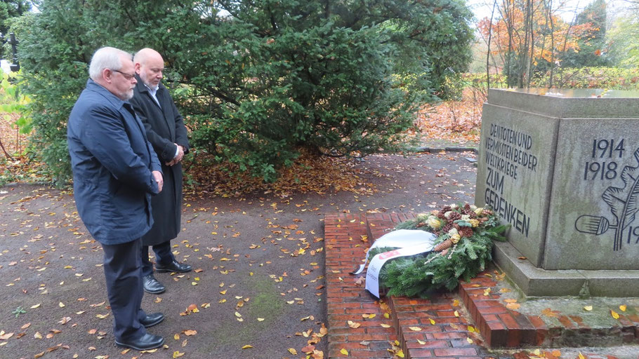 Für die Stadt Quickborn legten der Stellv. Bürgervorsteher Henning Meyn und Bürgermeister Beckmann den Kranz nieder. Es folgten die CDU Quickborn, der Schützenverein und der Sozialverband