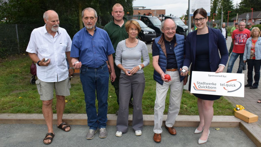 Thomas Dänecke, Heinrich F. Kut, Justin König, Birgit Hesse, Johannes Schneider und Jeannine Kuper eröffneten offiziell die Boule-Bahn.