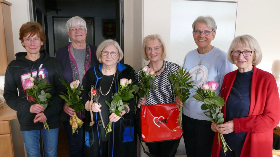 Der neue AWO-Vorstand: Christa Wüstenberg (Kassenwartin) Petra Paulich-Höflmeier (2. Vorsitzende), Renate Hensel (Vorsitzende) und die Beisitzerinnen Rocita Rieckhoff, Rita Wedekind und Monika Gumrich (v.l.)