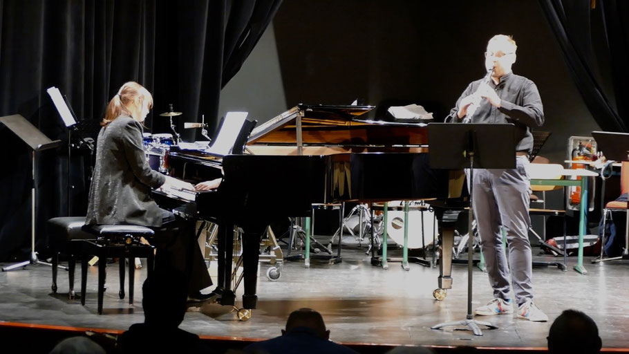 Friedmar Lohöfener brachte mit seiner Klarinette zwei Klezmer-Stücke zu Gehör, am Klavier begleitet von der Musikschul-Dozentin Anna Milewska