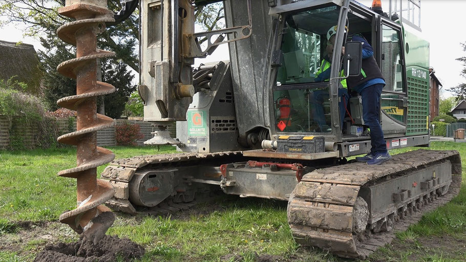 Statt symbolischem Spatenstich bohrte Bürgermeister Beckmann mit dieser Maschine das erste reguläre Bohrloch für die künftigen Stahlträger