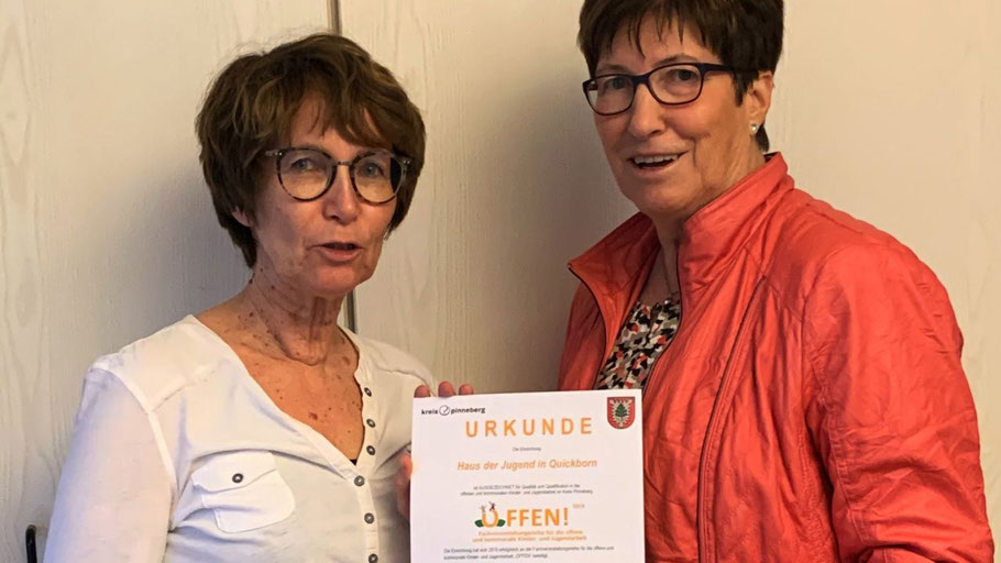 Aus der Hand von Elke Schreiber (r.) konnte Quickborns Stadtjugendpflegerin Birgit Hesse die Auszeichnung entgegen nehmen (Foto: Schreiber)