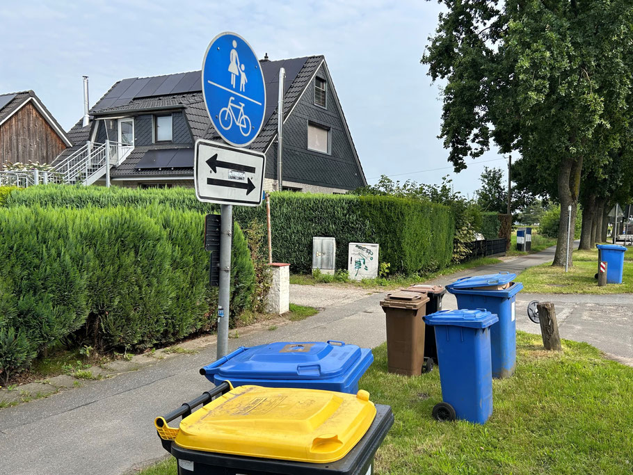 So ist es richtig: Die Mülltonnen stehen nicht im Weg, der gemeinsame Geh- und Zweirichtungsradweg ist frei