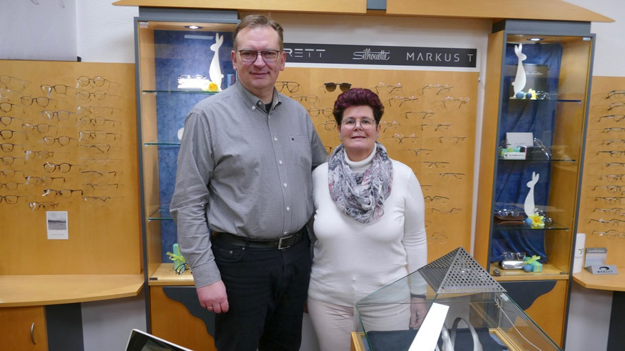 Harald Kershies und seine Frau Tessa hatten ihr „opticus" Fachgeschäft für Contactlinsen und moderne Brillen nach eigenem Bekunden aus Solidarität geöffnet, obwohl bei solchen Aktion für einen Spezialanbieter nicht mit großem Zulauf zu rechnen ist