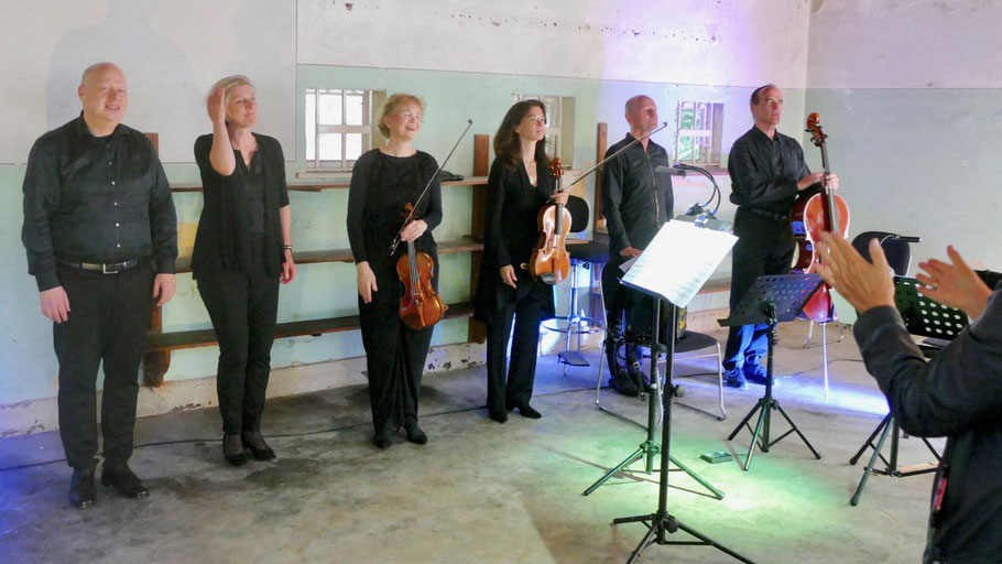 Viel Applaus für das Ensemble Acht: Stefan Schäfer (Kontrabass), Manuela Tyllack (Flöte), Annette Schäfer (Violine), Naomi Seiler (Viola), Jakob Neubauer (Akkordeon) und Thomas Tyllack (Violoncello)