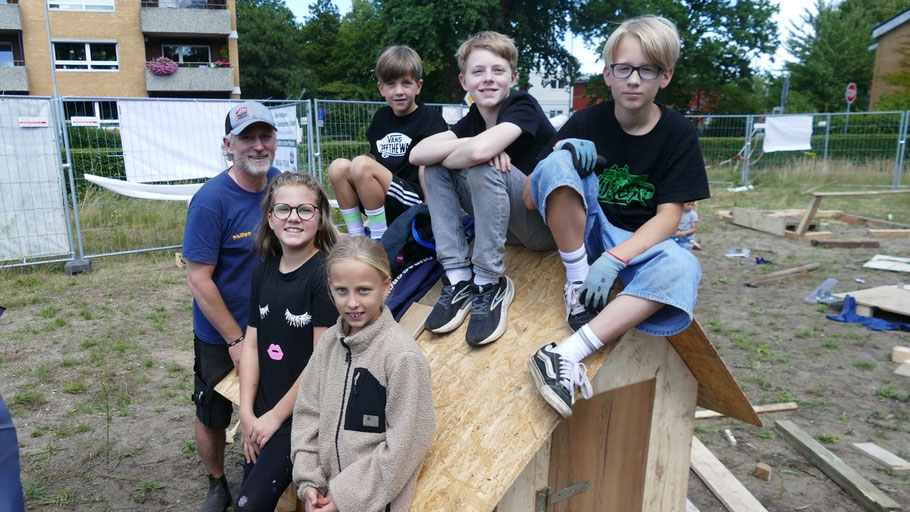 Stolz präsentierten mit Erlaubnis von Diakon Wirtz Lasse, Michel, Ole, Lilly und Johanna das von ihne gebaute Haus