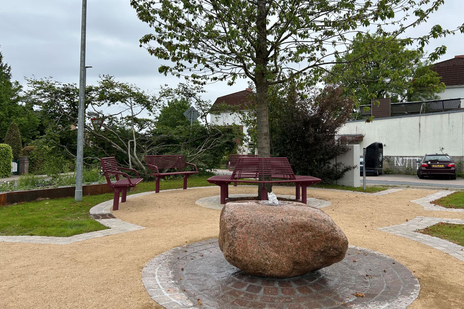 In Erinnerung an die historische Wasserstelle hat Bärbel Bohlmann, Leitung Tiefbau, als zentrales Element einen Brunnen einrichten lassen, der von einer vorhandenen Trinkwasserleitung gespeist wird (Foto: Stadt Quickborn)