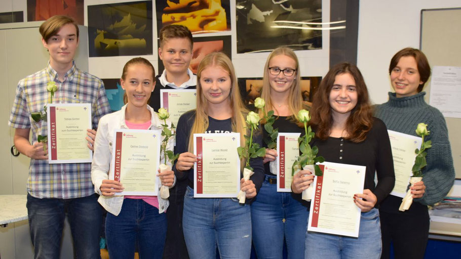 Freuten sich über ihr Zertifikat als Suchtexperten/innen: Die Schüler/innen des Elsensee-Gymnaisums Tobias Gorber, Celine Diebold, Jonas Kaiser, Lenice Woost, Tjorven Herforth, Sofia Salerno und Maya Heise (v.l.)