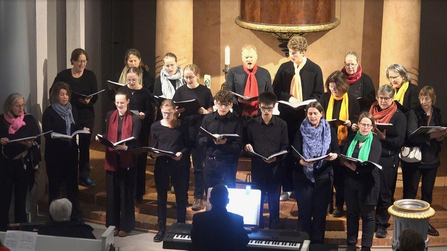 Der Gospelchor Cheerful Voices erfreute auch mit ungewöhnlichen Songs wie „Der Glühweinstand von Buxtehude"
