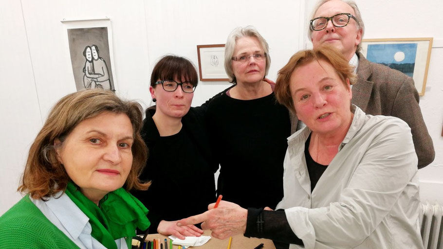 Die Kunstvereins-Vorstandsmitglieder Anette Fahrenkrug, Romy Röhlke, Ute Höller und Edwin Zaft freuten sich, dass Jutta Bauer auch viele ihrer Bücher signierte.
