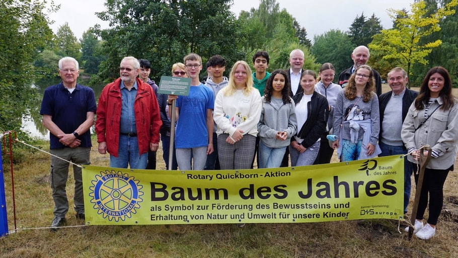  Initiator Peter Heydorn freute sich gemeinsam mit Bürgervorsteher Henning Meyn (links) und den Schülerinnen und Schülern der Comenius-Schule sowie Rotary-Präsident Stefan Liebing und Rotary-Wald-Experte Jens Bosse (hinten v.l.) über die gelungene Aktion 