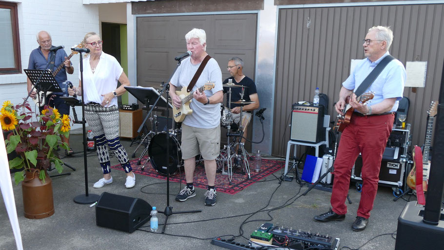 Die Band „Old Connection" geleitete die Gäste mit druckvoller Rockmusik in den Abend