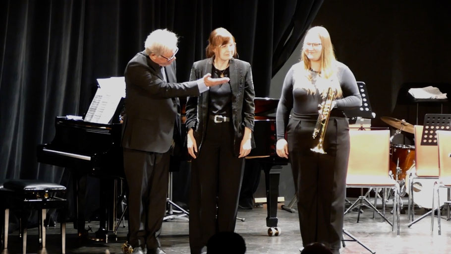 Beifall für Vanessa Prieß (Trompete), die bei einem Ausschnitt aus einer Jagdkantate von Anna Milewska und Lorenz Jensen vierhändig am Klavier begleitet wurde