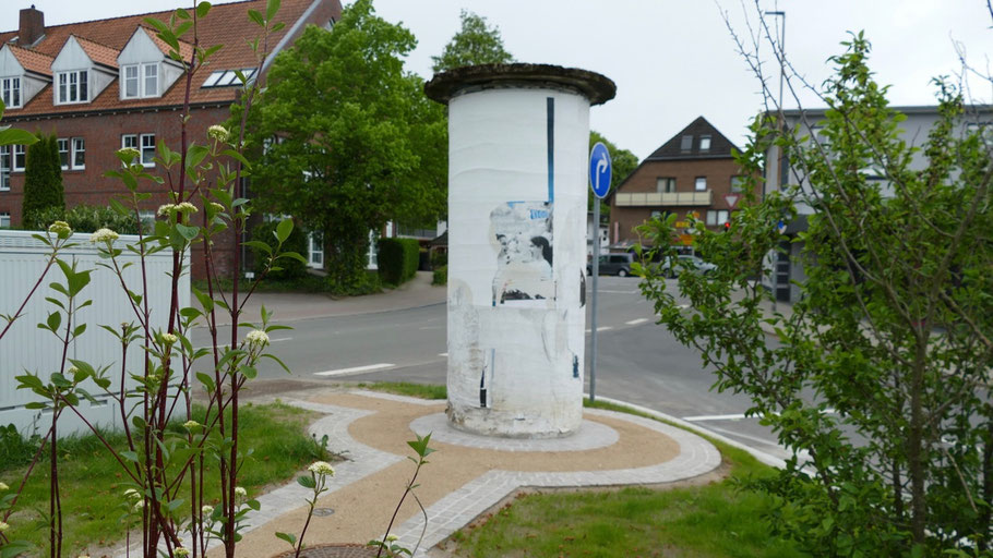 Ob im Zeitalter der digitalen Medien in dem natürlich gestalteten Ambiente diese historische Litfaßsäule erhalten bleiben musste...??