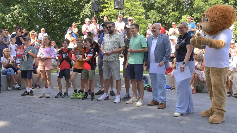 Einige Gewinner des Freibad-Cups hatten sich zur Preisübergabe eingefunden, die übrgen hatten ihre Urkunden schon am Lions-Stand abgeholt und waren schon wieder im Freibad, wie Huemke vermutete
