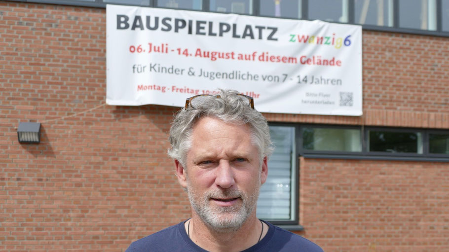Diakon Philipp Wirtz ist für den Bauspielplatz auf dem Gelände des Ev. Gemeindehauses verantwortlich