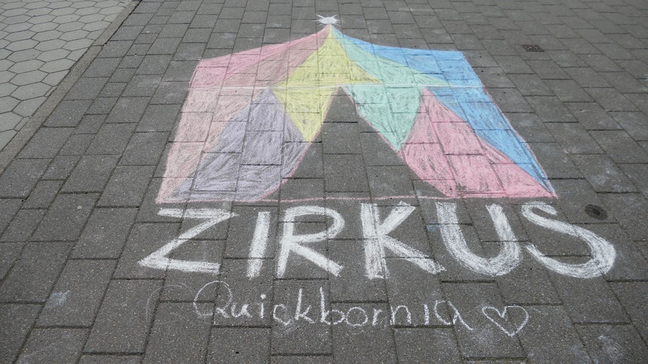 Mit bunten Zeichnungen auf dem Pflaster wurden die Besucher auf den Zirkus eingestimmt