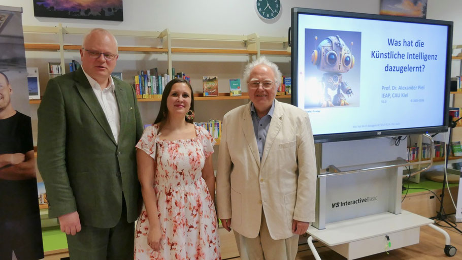 Elisabeth Baumann, Leiterin der Stadtbücherei, und Prof. Dr. Stefan Liebing als Vertreter der Universitätsgesellschaft freuten sich über den Besuch von Prof. Dr. Alexander Piel (r.)