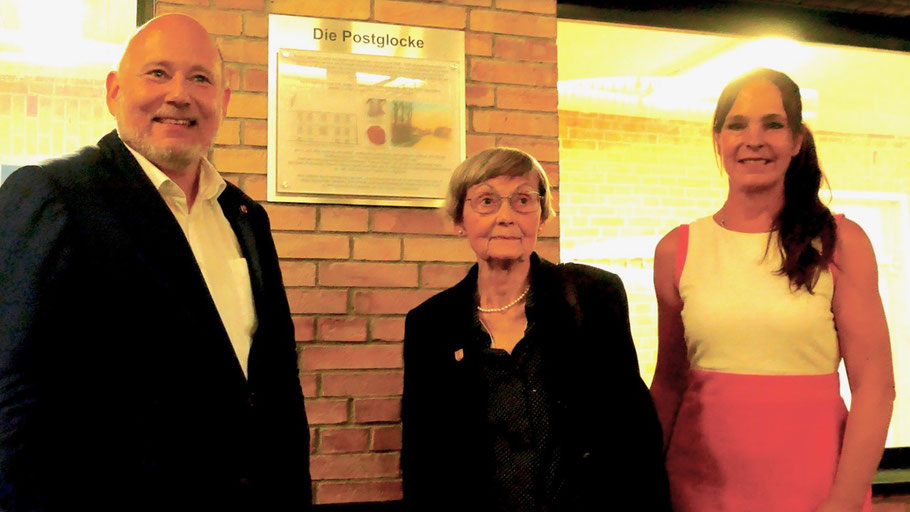 Gemeinsam enthüllten Irene Lühdorff und Bürgermeister Beckmann die Informationstafel zur Postglocke.