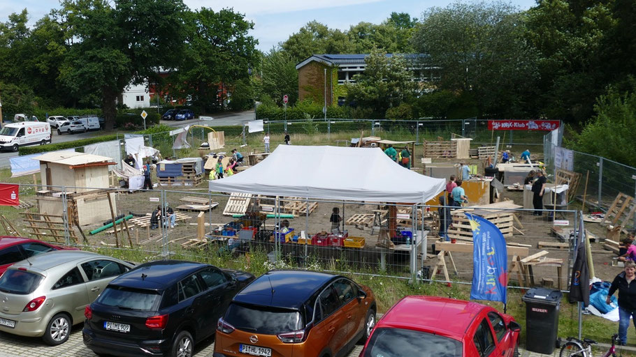 Viel Platz fürs Sägen, Hämmern und Schrauben bietet der Bauspielplatz auf dem freien Gelände am Ev. Gemeindehaus