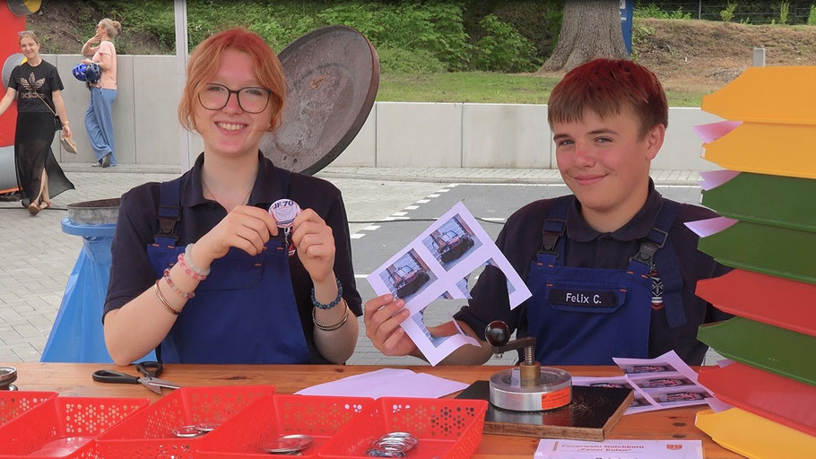 Wer will schon langweilige Sammelbilder von Fußballern? Bei diesen beiden waren Plaketten mit Feuerwehr-Motiven sehr begehrt