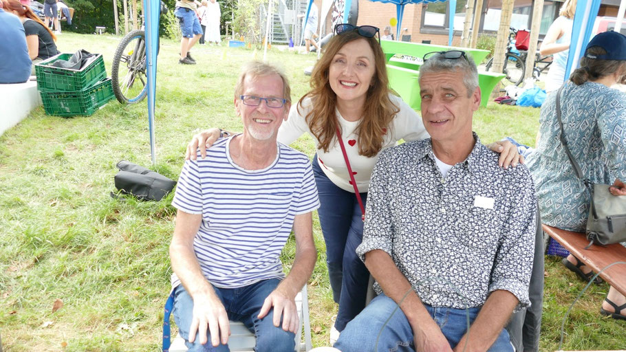 Andja Zdravac-Vojnovic (Caritas) und Christian Rohde (r. Diakonie)sowie Pastor Willi Müller, Mitarbeiter in der Werkstatt, stellten unter einem Dach die vielfältigen sozialen Aktivitäten ihrer Organisationen vor