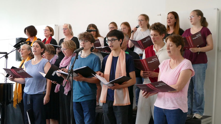 Andere Akzente setzte der kirchliche Gospelchor „Cheerful Voices" unter der Leitung von .... na, wem wohl ..