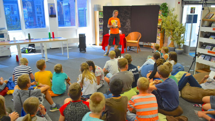 Begeistert lauschten die Kinder der unterhaltsamen Lesung des Schauspielers Rainer Rudloff