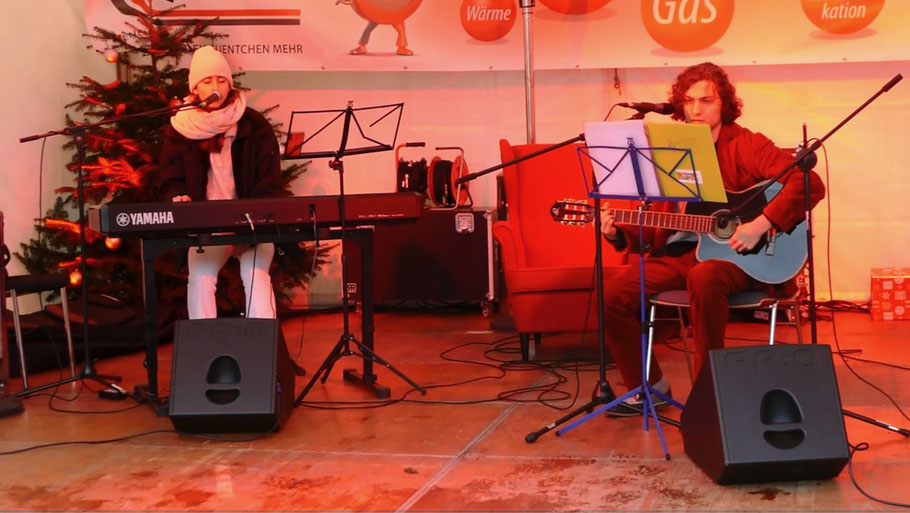 Aggeliki Memetzidis und Alexander Martens eröffneten nach der offiziellen Begrüßung mit Weihnachtsliedern den Reigen der musikalischen Unterhaltung auf der Bühne.