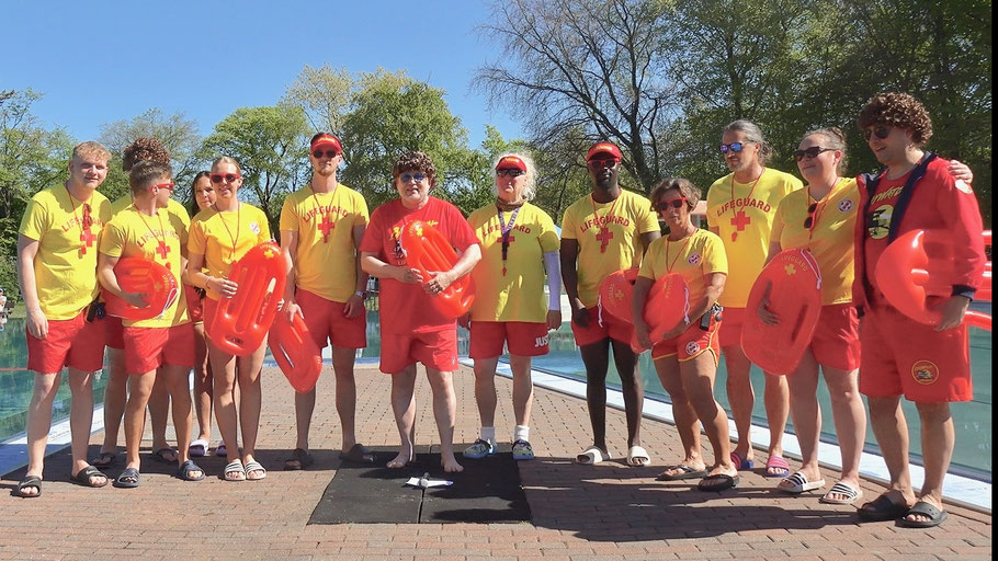 Gemeinsam mit Bürgervorsteherin Annabell Krämer, dem stellv. Bürgervorsteher Eike Kuhrcke, dem stellv. Bürgermeister Jürgen Scharley und dem Freibad-Team begrüßte Bürgermeister Thomas Beckmann (Mitte im roten Shirt) die Gäste