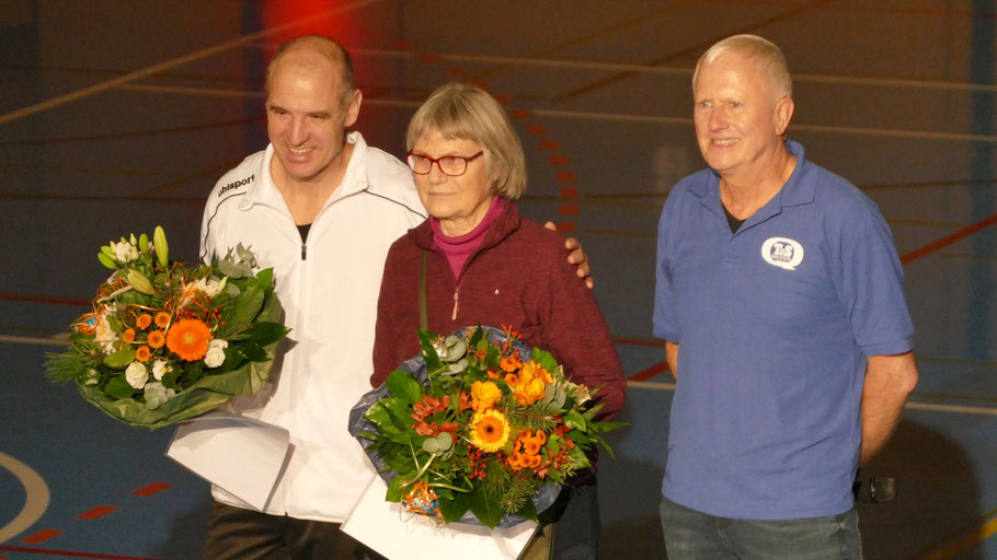 Für 50 Jahre TuS-Mitgliedschaft wurden Liselore Hohmann und Ralf Schmid geehrt.