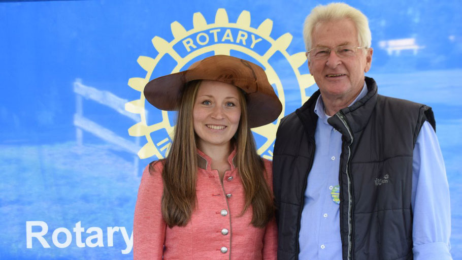 Rotary-Chef Peter Heydorn freute sich über den Besuch der Baumkönigin Caroline Hensel in Quickborn (Foto: Kuchel)