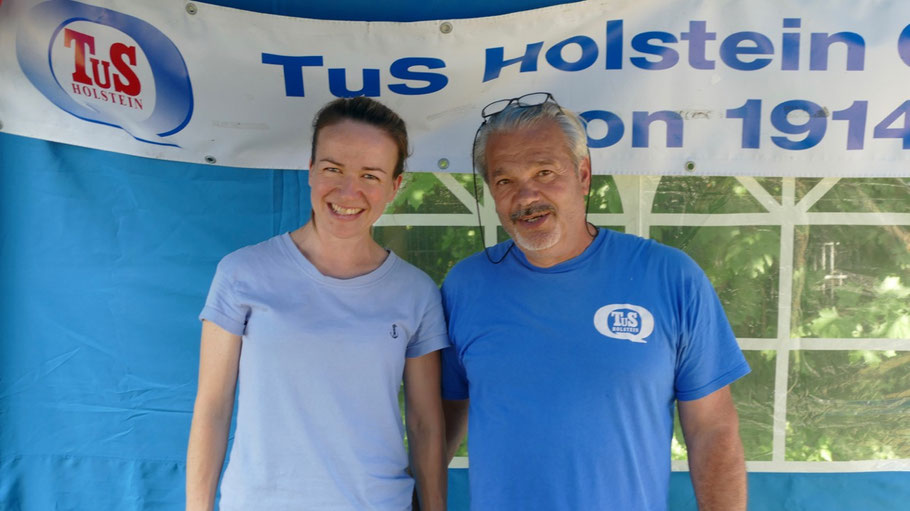 Kateryna Mysik und Fikret Yilmaz, bekannt als „Jimmy", betreuten die Präsenz des Tus Holstein