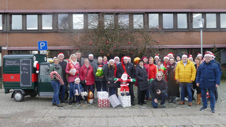 Da war der Weihnachtsbaum noch nicht aufgestellt: Akteure hatten sich vor dem Rathaus eingefunden, um für den diesjährigen Weihnachtsmarkt zu werben