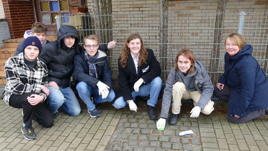 in der Kieler Straße 138 reinigten die Schüler der Klasse Q2 Nils, Nils, Max, Niklas, J. Wüstenberg und Tom in Begleitung ihrer Lehrerin Vera Stenzig den dortigen Stolperstein (v.l.)