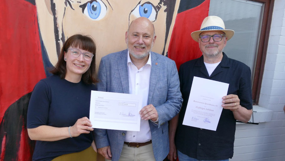 Bürgermeister Thomas Beckmann gratulierte im Namen der Stadt der 1. Vorsitzenden Romy Rölicke und dem 2. Vorsitzenden Edwin Zaft mit einer Urkunde und einem (kleineren) Geldbetrag