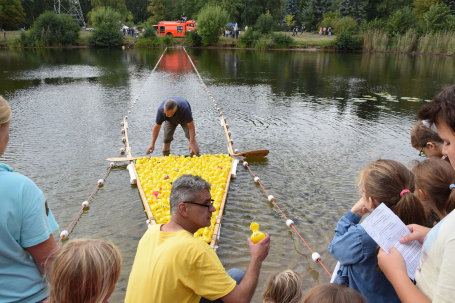 Ganz so wie hier beim Entenrennen am Freizeitsee wird es am Sonntag nicht aussehen, aber Spaß wird es trotzdem geben.