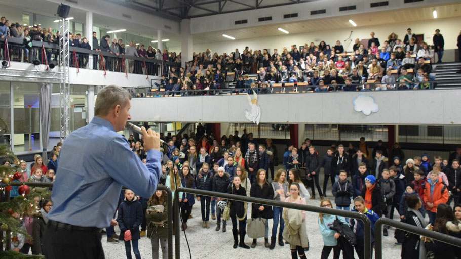 Schulleiter Dr. Manfred Brandt eröffnete mit einer motivierenden Rede die Umzugsaktion