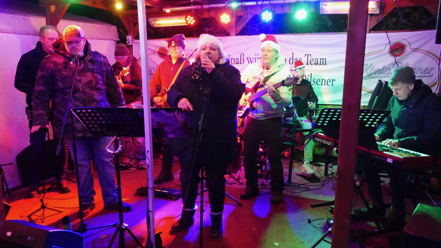 Höhepunkt am Abend war der Auftritt der Band „Eva, Benni & Friends" mit Sängerin Eva Petsis und Sänger Benni sowie Co-Organisator Bernd Breuniger an der Gitarre