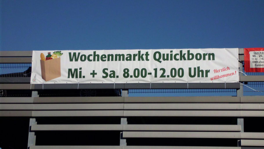 Weithin sichtbar: das neue Werbebanner für den Wochenmarkt (Foto: Hansen)