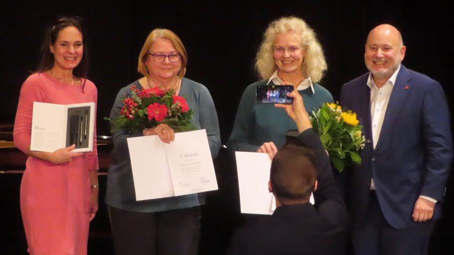 Astrid Huemke (2.v.l.) und Sabine Schaefer-Maniezki wurden von Bürgervorsteherin Annabell Krämer und Bürgermeister Thomas Beckmann für ihr langjähriges ehrenamtliches Engagement ausgezeichnet