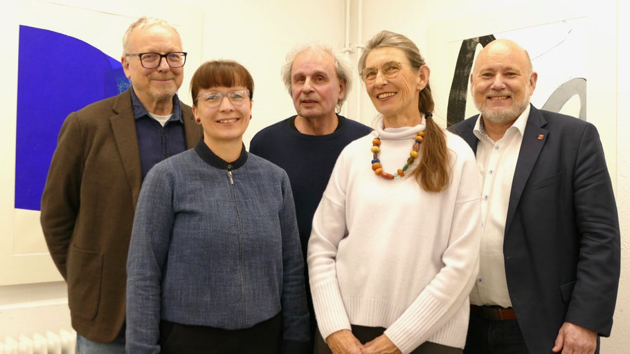 Über den Besuch des Bürgermeisters (r.) konnten sich neben der Künstlerin und dem Laudator der Vorstand des Kunstvereins mit Romy Rölicke und Edwin Zaft freuen