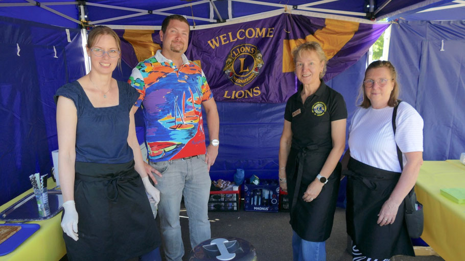 Erfrischung gefällig? Das Team des Lions-Clubs Quickborn bot einen leckeren Cocktail an