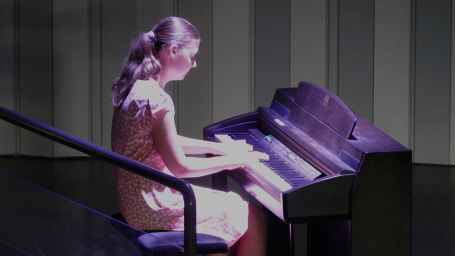 Emilia Kandt interpretierte am Klavier  „Wild Side"