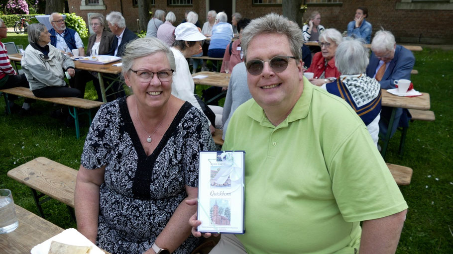 Detlef Dwenger konnte sich über einen der drei Gewinne beim Bingo-Spiel freuen: Eine Pralinenschachtel mit Bildern der Marienkirche und des Rathauses auf dem Deckel; Ehefrau Michaela freute sich. mit