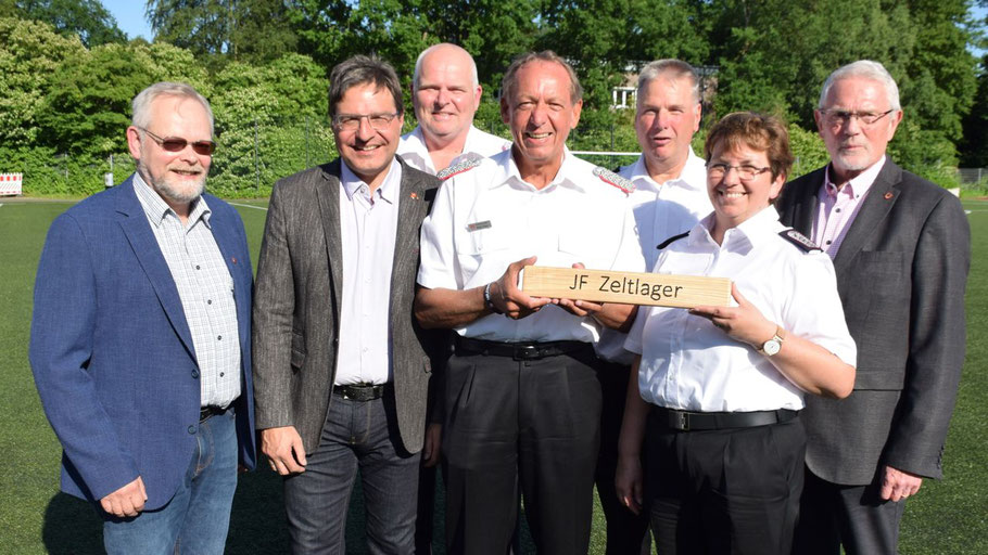 Bürgervorsteher Henning Meyn, Bürgermeister Thomas Köppl sowie die Quickborner Wehrführer Daniel Dähn und Wido Schön hießen Landesbrandmeister Frank Homrich und Kreisjugendfeuerwehrwartin Gerlinde Langeloh sowie Kreispräsident Helmut Ahrens willkommen